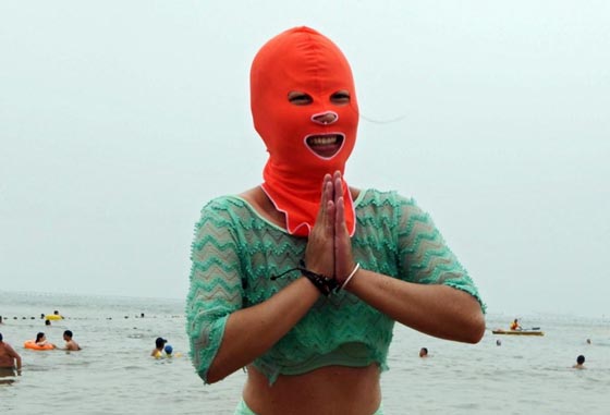 بعيدا عن الكريم.. نساء الصين يقاومن اشعة البحر باقنعة غير عادية صورة رقم 7