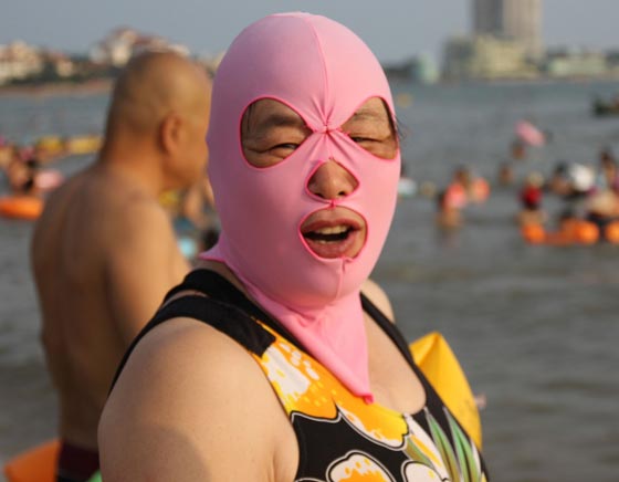 بعيدا عن الكريم.. نساء الصين يقاومن اشعة البحر باقنعة غير عادية صورة رقم 9