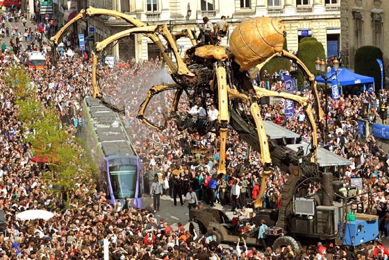 فيديو مثير.. عنكبوت يزن 37 طنا ويرتفع 13 مترا في شوارع فرنسا صورة رقم 1