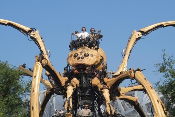 فيديو مثير.. عنكبوت يزن 37 طنا ويرتفع 13 مترا في شوارع فرنسا صورة رقم 4