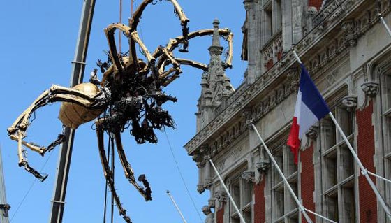 فيديو مثير.. عنكبوت يزن 37 طنا ويرتفع 13 مترا في شوارع فرنسا صورة رقم 5