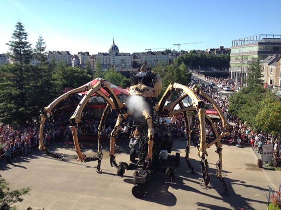 فيديو مثير.. عنكبوت يزن 37 طنا ويرتفع 13 مترا في شوارع فرنسا صورة رقم 7
