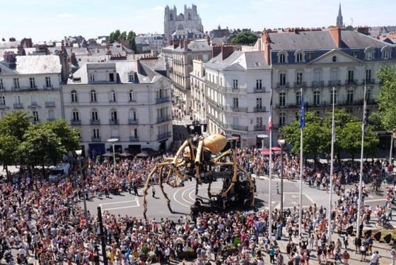 فيديو مثير.. عنكبوت يزن 37 طنا ويرتفع 13 مترا في شوارع فرنسا صورة رقم 8