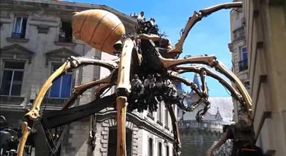 فيديو مثير.. عنكبوت يزن 37 طنا ويرتفع 13 مترا في شوارع فرنسا صورة رقم 9
