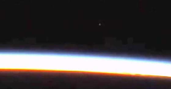 اتهام ناسا بقطع البث المباشر من محطة الفضاء لدى ظهور كائنات فضائية! صورة رقم 1