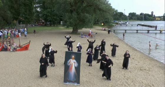 راهبات يرقصن مع شيطان الشاطئ.. شاهد الفيديو المذهل صورة رقم 3