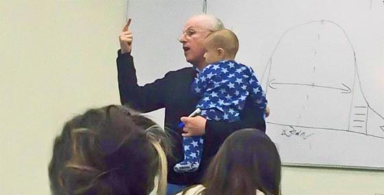صور افضل مدرّسين في العالم: حمل طفل طالبته وتصوّر مع طالب نائم  صورة رقم 1