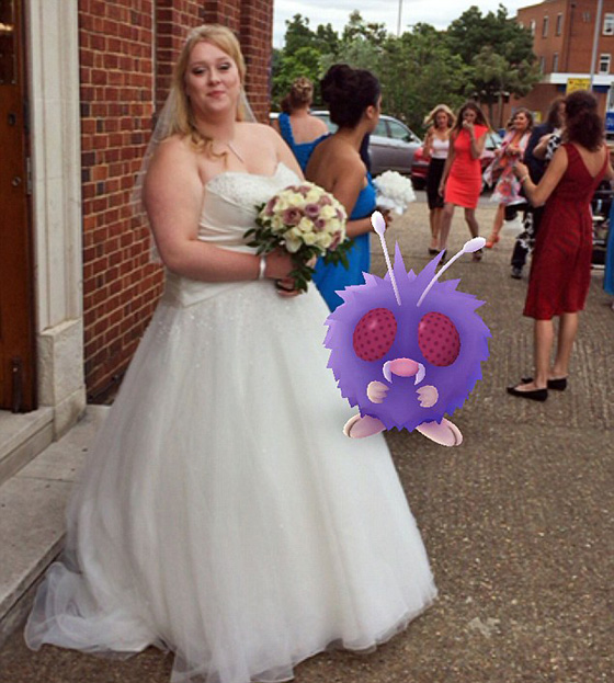 صور عروس انشغل عريسها والمدعوون ليلة زفافها ليلعبوا بوكيمون غو صورة رقم 3