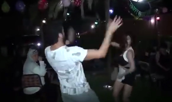 فيديو رقص شرقي: شاب مصري يتحدى فتاة في الرقص الشرقي صورة رقم 4