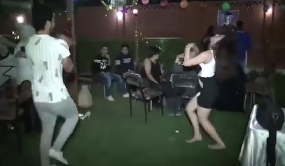 فيديو رقص شرقي: شاب مصري يتحدى فتاة في الرقص الشرقي صورة رقم 5