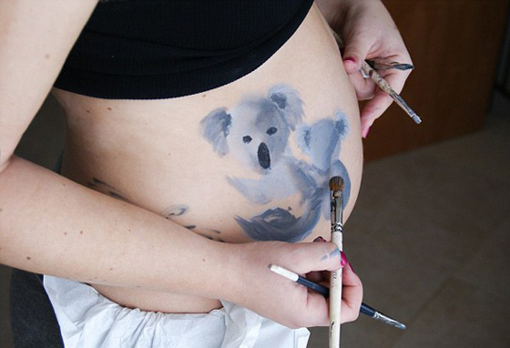 فنانة اسبانية تبتكر موضه جديدة: الرسم على بطون الأمهات الحوامل! صورة رقم 3