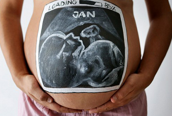 فنانة اسبانية تبتكر موضه جديدة: الرسم على بطون الأمهات الحوامل! صورة رقم 10