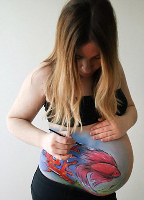 فنانة اسبانية تبتكر موضه جديدة: الرسم على بطون الأمهات الحوامل! صورة رقم 1