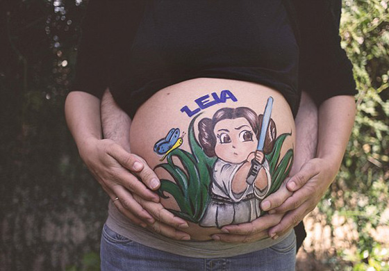فنانة اسبانية تبتكر موضه جديدة: الرسم على بطون الأمهات الحوامل! صورة رقم 13