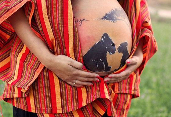 فنانة اسبانية تبتكر موضه جديدة: الرسم على بطون الأمهات الحوامل! صورة رقم 12