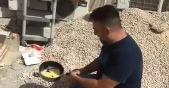 فيديو طريف.. عراقي يقلي البيض على الحصى من شدة الحر صورة رقم 2