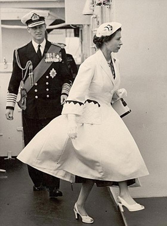  الملكة اليزابيت تفتح خزانة ملابسها وتستعرض فساتين الماضي صورة رقم 5