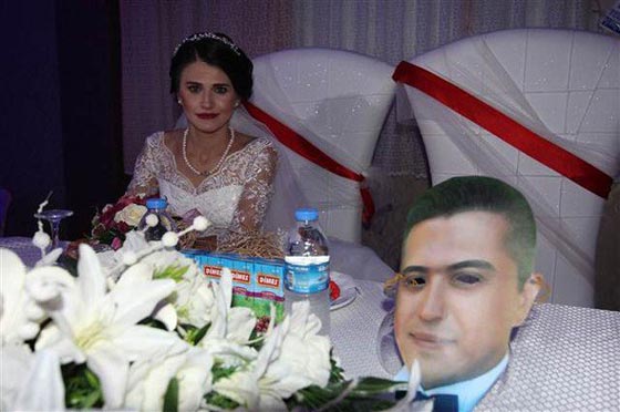 الانقلاب حال دون حضور العريس زفافه فانقلب الحضور كلهم العريس! صورة رقم 6
