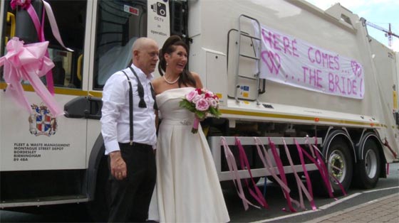  فيديو طريف.. عروس تصل الى حفل زفافها بسيارة جمع النفايات صورة رقم 4