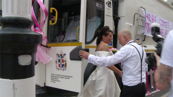  فيديو طريف.. عروس تصل الى حفل زفافها بسيارة جمع النفايات صورة رقم 3