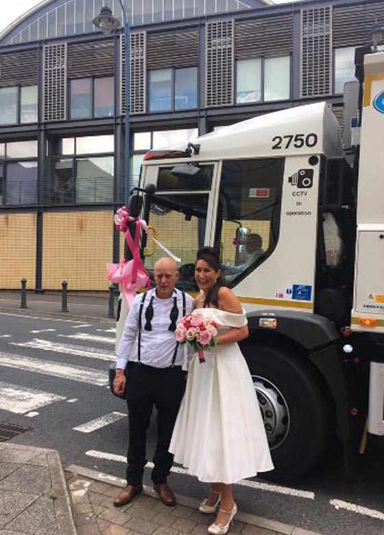 فيديو طريف.. عروس تصل الى حفل زفافها بسيارة جمع النفايات صورة رقم 5