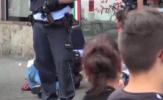 فيديو للحظة اعتقال لاجئ سوري قتل امرأة بساطور جنوب المانيا صورة رقم 3