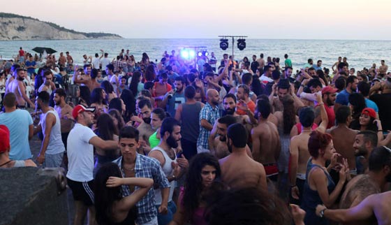 مشهد غير مألوف.. رقص وغناء على شاطئ اللاذقية في سوريا صورة رقم 1