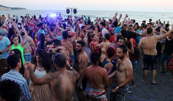 مشهد غير مألوف.. رقص وغناء على شاطئ اللاذقية في سوريا صورة رقم 3