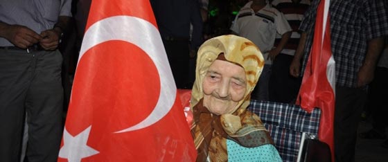  لانها تعرف معنى الانقلاب.. عجوز تركية 113 عاما تتظاهر دعما للديمقراطية صورة رقم 3