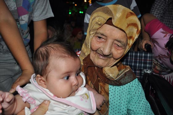  لانها تعرف معنى الانقلاب.. عجوز تركية 113 عاما تتظاهر دعما للديمقراطية صورة رقم 5