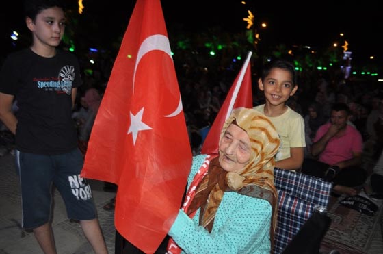  لانها تعرف معنى الانقلاب.. عجوز تركية 113 عاما تتظاهر دعما للديمقراطية صورة رقم 6