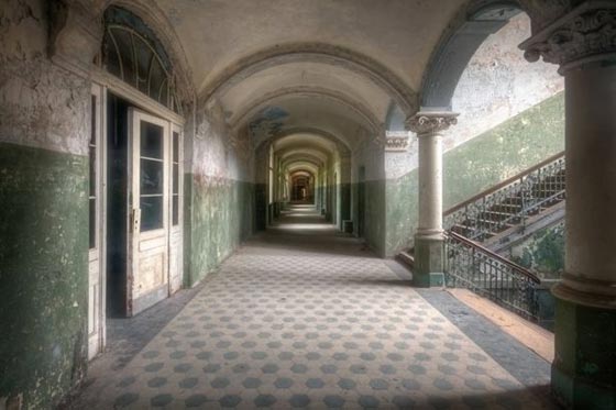 مستشفى عسكري عالج هتلر في الحرب اصبح منشأة نادرة آيلة للسقوط صورة رقم 11