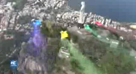 5 طيارين يحلقون فوق تمثال المسيح بالوان القارات تمهيدا للاولمبيادة صورة رقم 1
