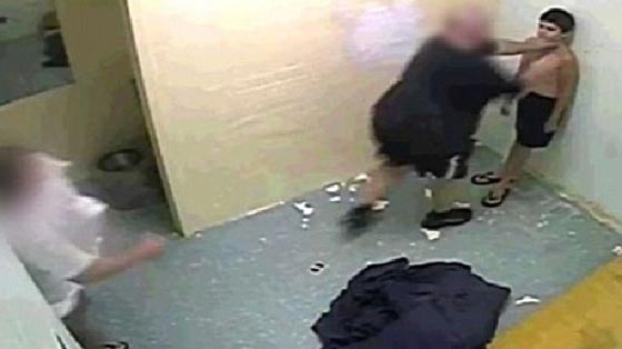 الاستراليون في صدمة بسبب تعذيب مراهقين بمركز شرطة.. فيديو صورة رقم 3
