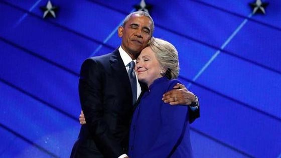 رومانسية ديمقراطية وعناق مثير للجدل بين هيلاري كلينتون واوباما صورة رقم 6