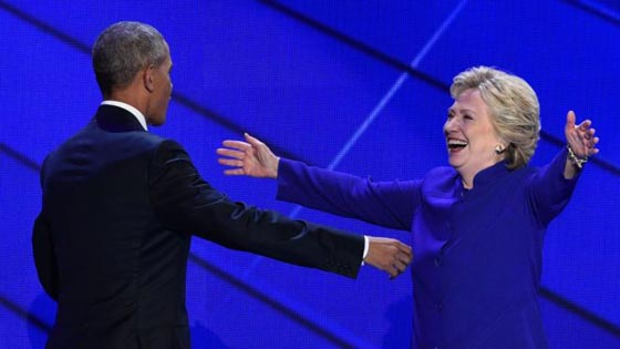 رومانسية ديمقراطية وعناق مثير للجدل بين هيلاري كلينتون واوباما صورة رقم 1