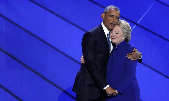 رومانسية ديمقراطية وعناق مثير للجدل بين هيلاري كلينتون واوباما صورة رقم 5