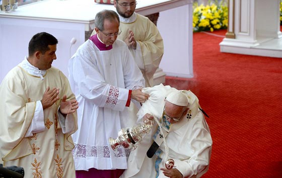 فيديو وصور.. البابا فرنسيس يتعثر ويسقط ارضا خلال قداس صورة رقم 1