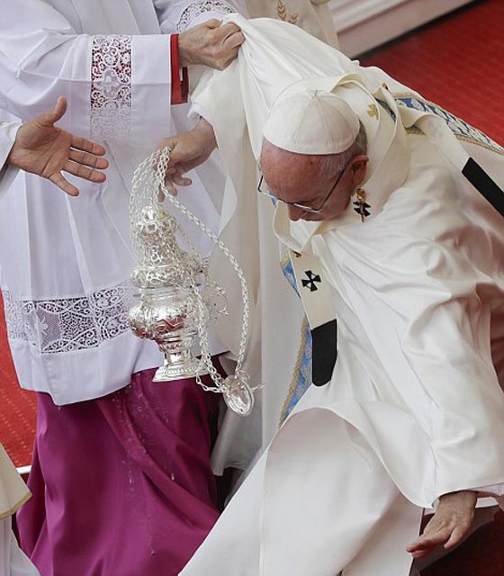 فيديو وصور.. البابا فرنسيس يتعثر ويسقط ارضا خلال قداس صورة رقم 2