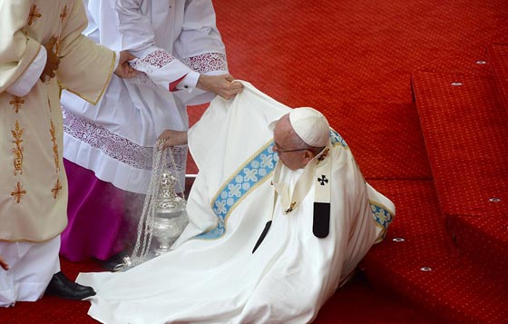 فيديو وصور.. البابا فرنسيس يتعثر ويسقط ارضا خلال قداس صورة رقم 3