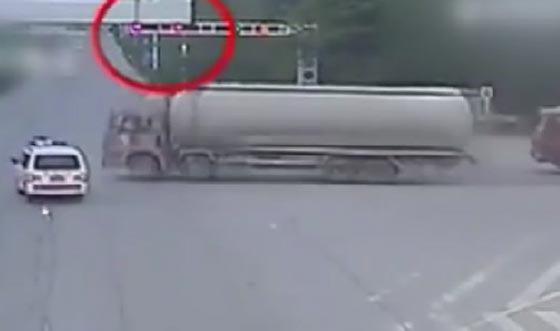فيديو مروع لحادث تصادم بين شاحنة ضخمة وسيارة اسعاف صورة رقم 1