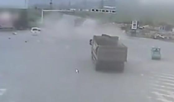 فيديو مروع لحادث تصادم بين شاحنة ضخمة وسيارة اسعاف صورة رقم 2