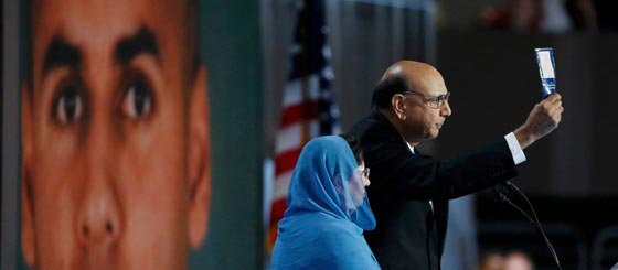  والد ضابط امريكي مسلم قتل في العراق يحرج ترامب: بماذا ضحّيت انت صورة رقم 1