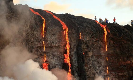  حمم بركان كيلوا تتدفق إلى مياه المحيط.. فيديو مثير صورة رقم 1