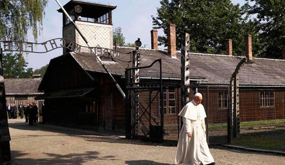 البابا يصلي بصمت تام ويحني هامته في معسكر الاعتقال النازي أوشفيتس  صورة رقم 2