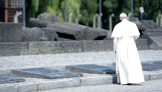 البابا يصلي بصمت تام ويحني هامته في معسكر الاعتقال النازي أوشفيتس  صورة رقم 4