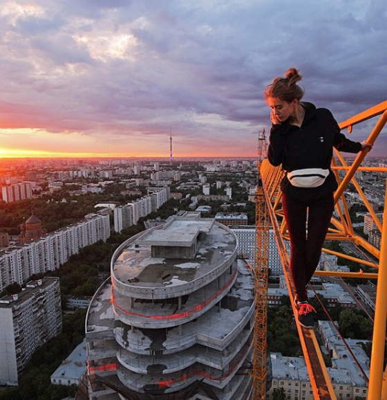 روسية تتسلق أعلى ناطحات السحاب احتفالاً بارتباطها مع مغامر روسي صورة رقم 2