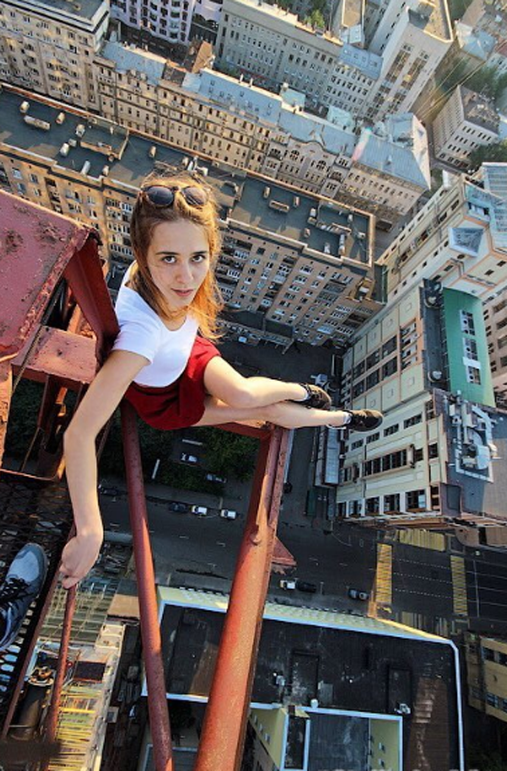 روسية تتسلق أعلى ناطحات السحاب احتفالاً بارتباطها مع مغامر روسي صورة رقم 7