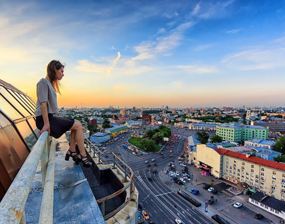 روسية تتسلق أعلى ناطحات السحاب احتفالاً بارتباطها مع مغامر روسي صورة رقم 10