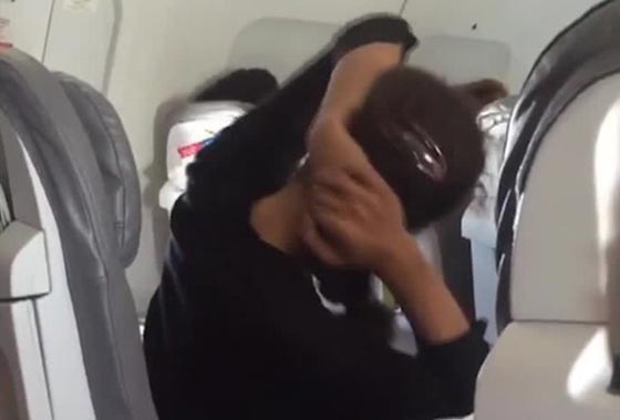 فيديو مثير..مسافرة غريبة الاطوار تقف على رأسها خلال رحلتها في الطائرة  صورة رقم 5